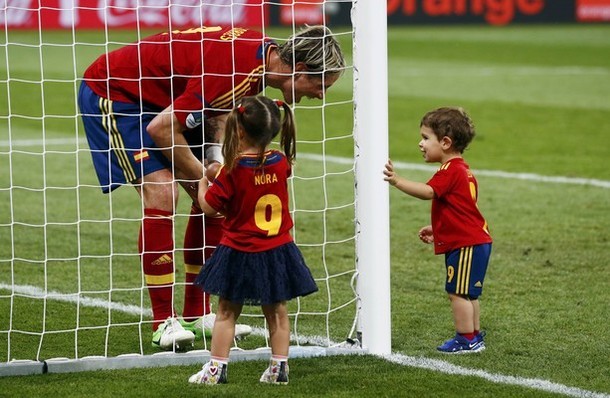 Torres ăn mừng chiến thắng cùng con gái Nora và con trai Leo.